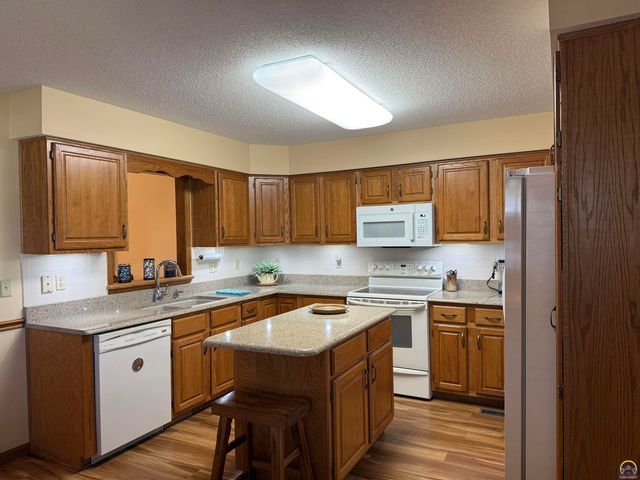 3349 SW McClure CT, Topeka, KS 66614