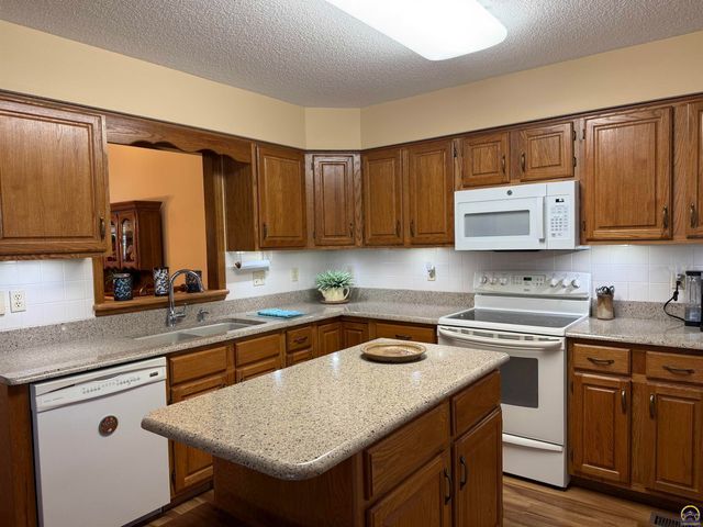 3349 SW McClure CT, Topeka, KS 66614