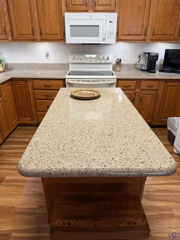 3349 SW McClure CT, Topeka, KS 66614