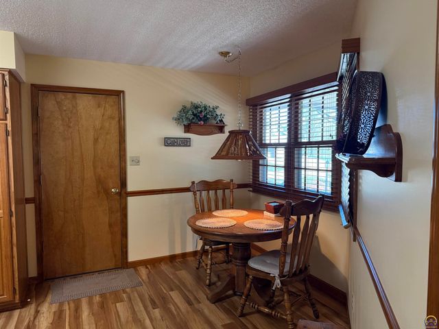 3349 SW McClure CT, Topeka, KS 66614