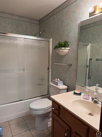 3349 SW McClure CT, Topeka, KS 66614