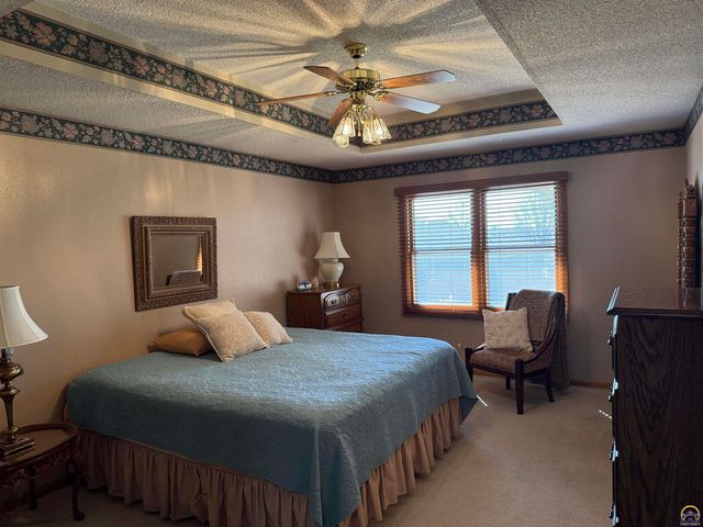 3349 SW McClure CT, Topeka, KS 66614
