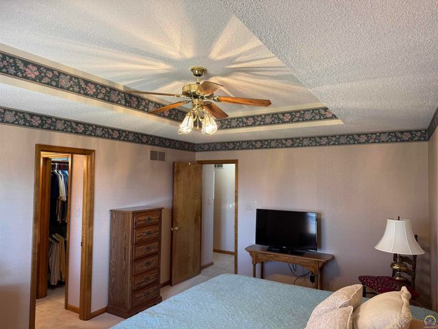 3349 SW McClure CT, Topeka, KS 66614