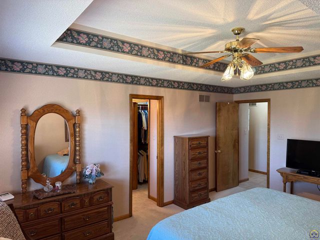 3349 SW McClure CT, Topeka, KS 66614