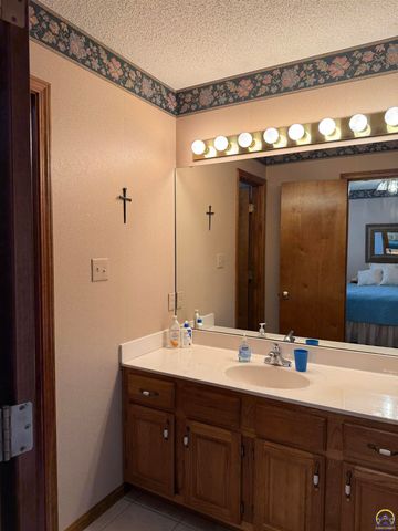 3349 SW McClure CT, Topeka, KS 66614