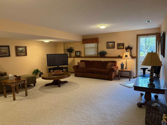 3349 SW McClure CT, Topeka, KS 66614