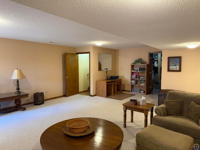 3349 SW McClure CT, Topeka, KS 66614