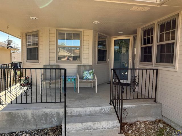 3349 SW McClure CT, Topeka, KS 66614