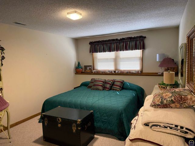 3349 SW McClure CT, Topeka, KS 66614