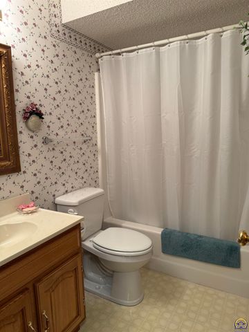 3349 SW McClure CT, Topeka, KS 66614