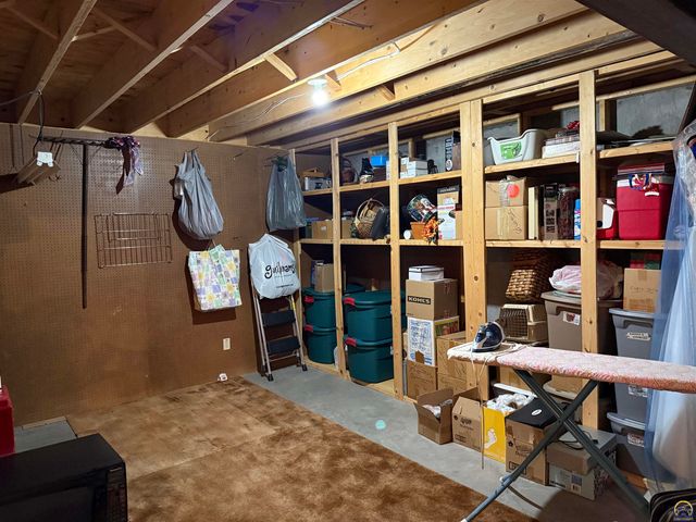 3349 SW McClure CT, Topeka, KS 66614