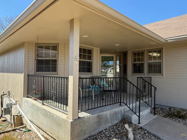 3349 SW McClure CT, Topeka, KS 66614