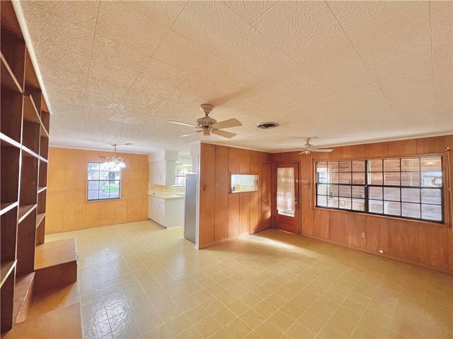 138 E Janin Circ, Portland, TX 78374