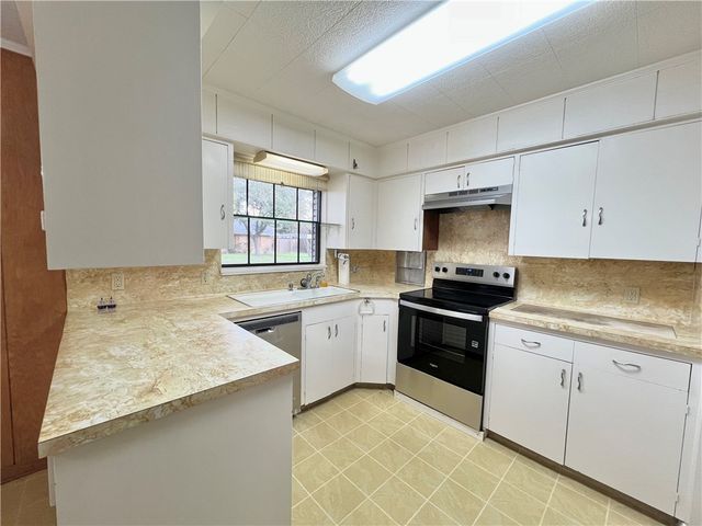 138 E Janin Circ, Portland, TX 78374