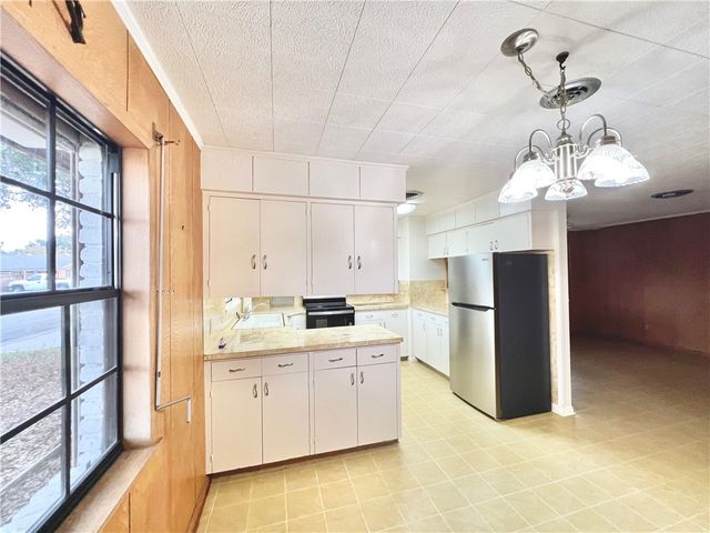 138 E Janin Circ, Portland, TX 78374