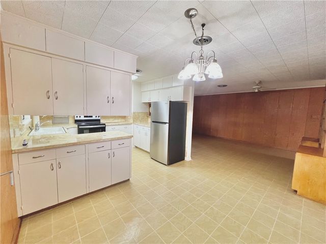 138 E Janin Circ, Portland, TX 78374