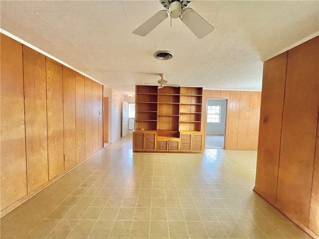 138 E Janin Circ, Portland, TX 78374