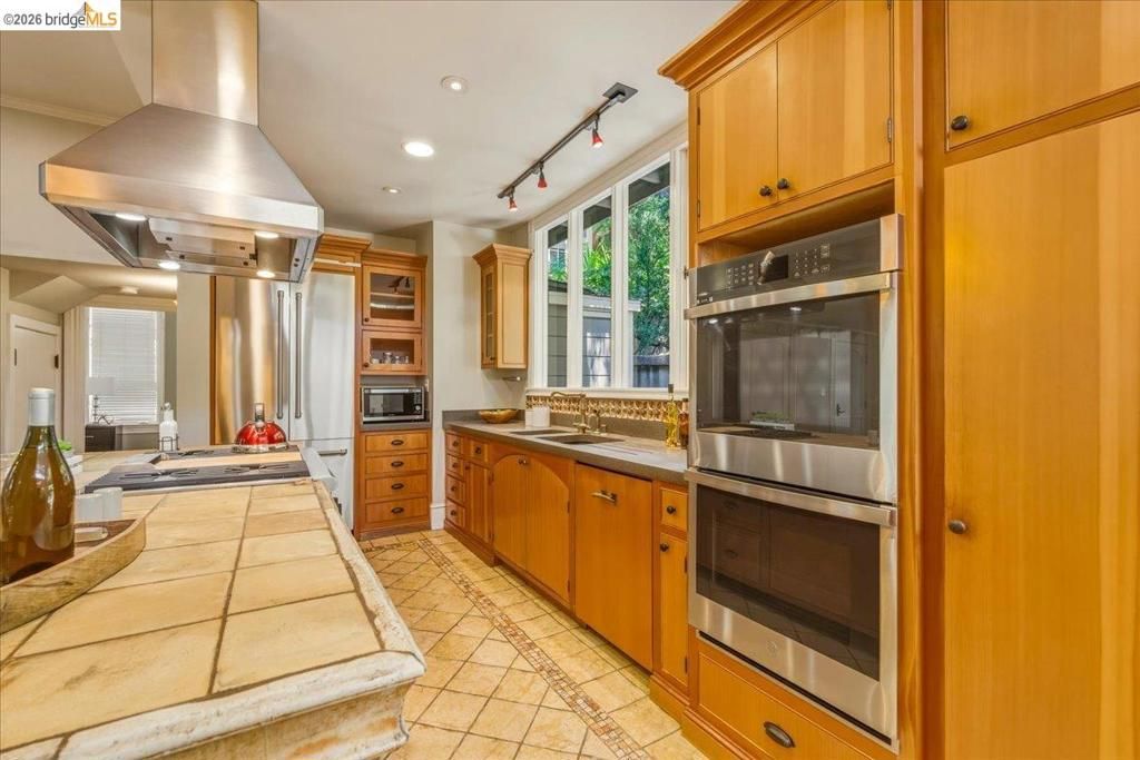 Image 10 of property listing at 1631 La Vereda Rd, Berkeley, CA 94709