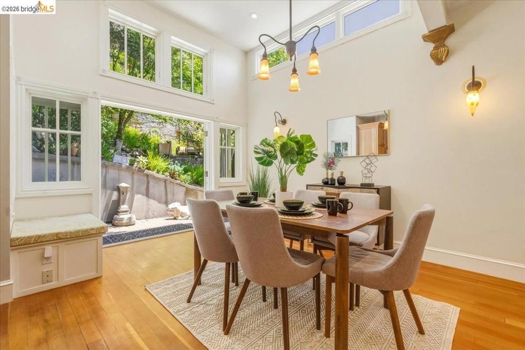 Image 11 of property listing at 1631 La Vereda Rd, Berkeley, CA 94709