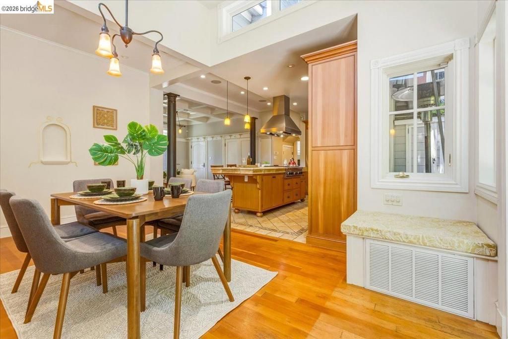 Image 13 of property listing at 1631 La Vereda Rd, Berkeley, CA 94709