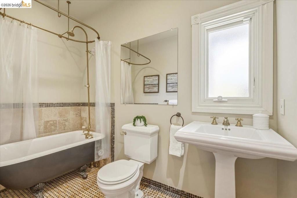 Image 16 of property listing at 1631 La Vereda Rd, Berkeley, CA 94709