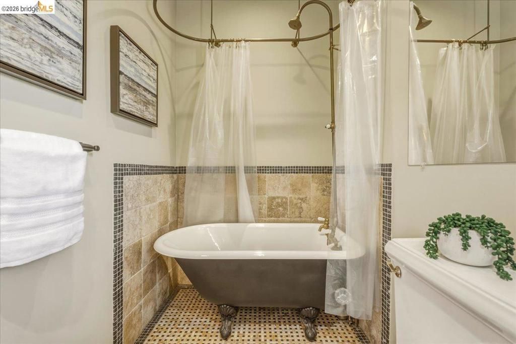 Image 17 of property listing at 1631 La Vereda Rd, Berkeley, CA 94709