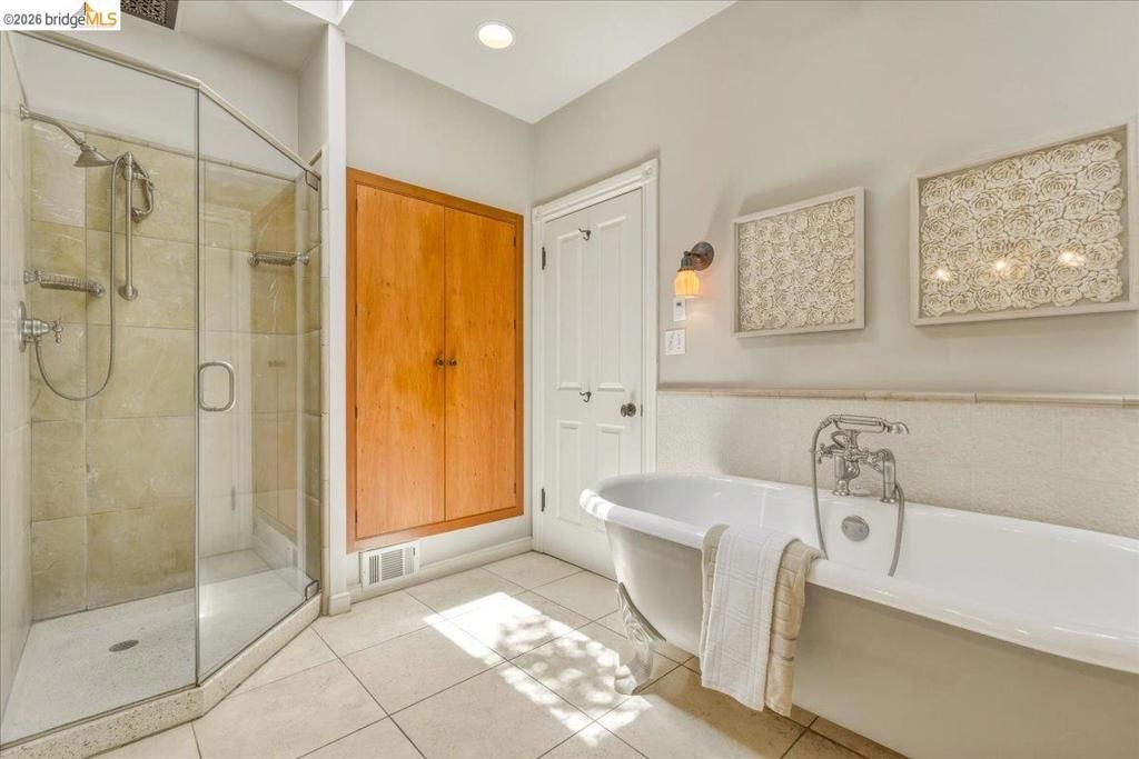 Image 24 of property listing at 1631 La Vereda Rd, Berkeley, CA 94709