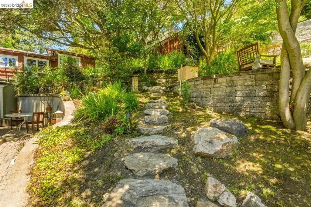 Image 25 of property listing at 1631 La Vereda Rd, Berkeley, CA 94709