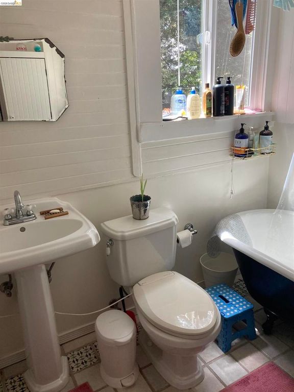 Image 32 of property listing at 1631 La Vereda Rd, Berkeley, CA 94709