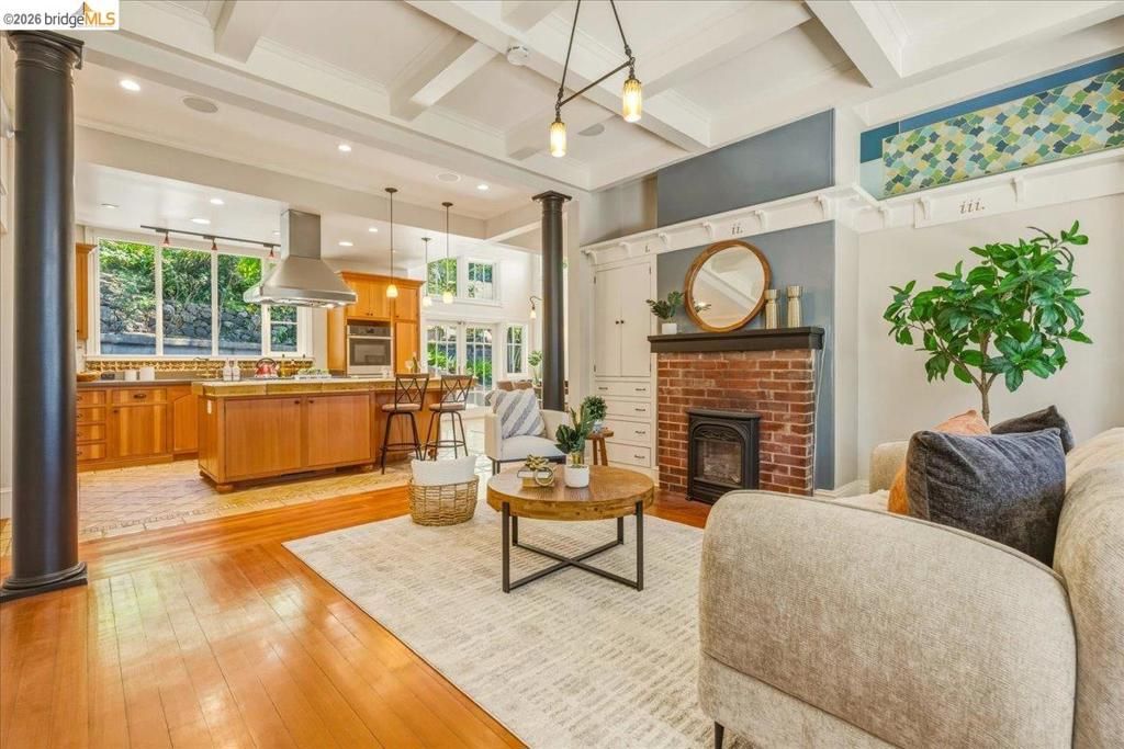 Image 5 of property listing at 1631 La Vereda Rd, Berkeley, CA 94709