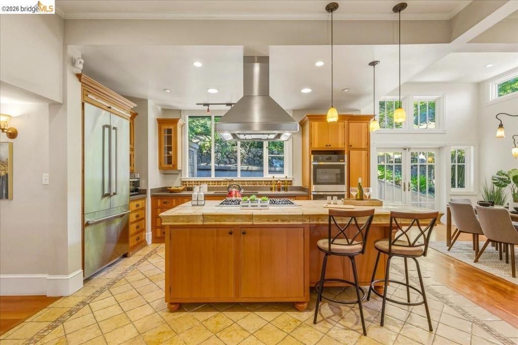 Image 8 of property listing at 1631 La Vereda Rd, Berkeley, CA 94709