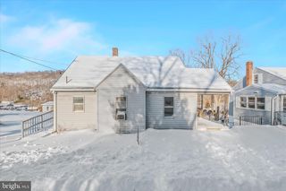 310 GREENWAY DR, Berkeley Springs, WV 25411