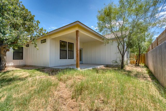 650 Birch LN, Cottonwood Shores, TX 78657