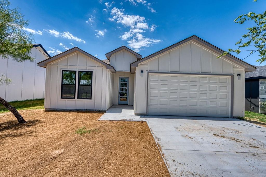 650 Birch LN, Cottonwood Shores, TX 78657