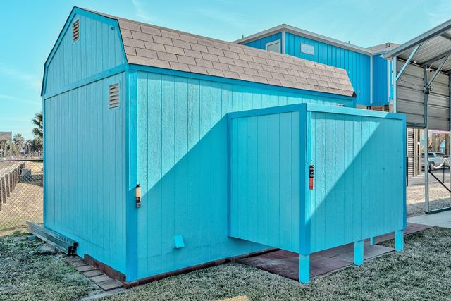 1765 Croaker Lane, Crystal Beach, TX 77650