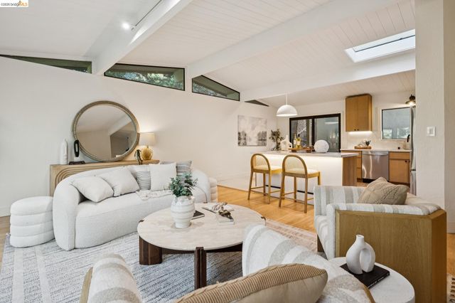7101 Pinehaven Rd, Oakland, CA 94611