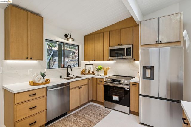 7101 Pinehaven Rd, Oakland, CA 94611