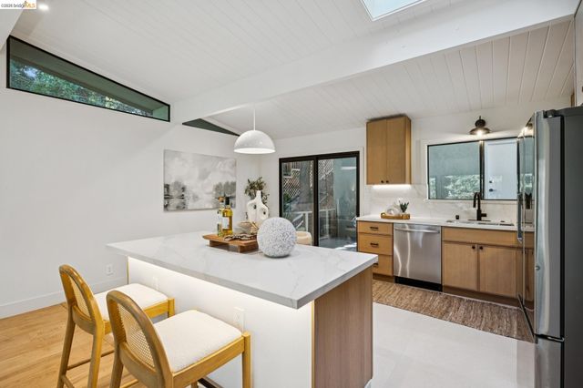 7101 Pinehaven Rd, Oakland, CA 94611