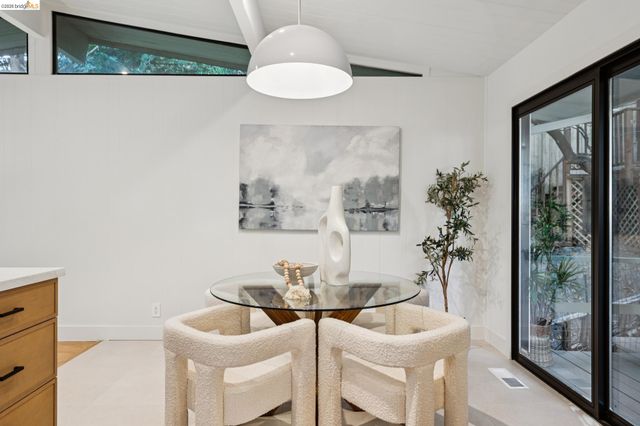 7101 Pinehaven Rd, Oakland, CA 94611