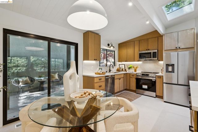 7101 Pinehaven Rd, Oakland, CA 94611