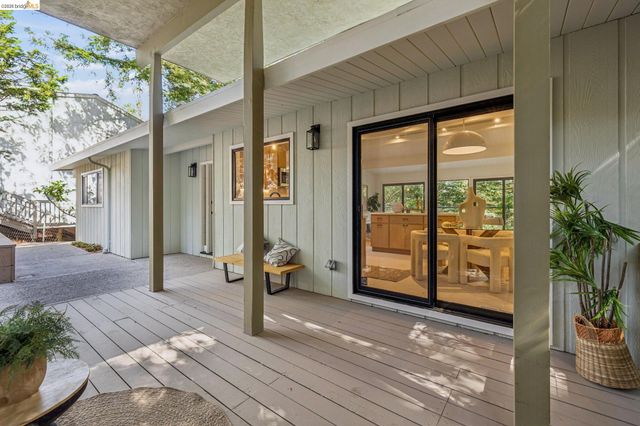 7101 Pinehaven Rd, Oakland, CA 94611