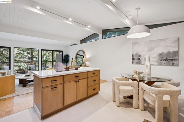 7101 Pinehaven Rd, Oakland, CA 94611