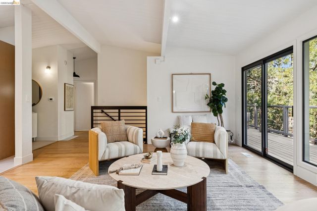 7101 Pinehaven Rd, Oakland, CA 94611