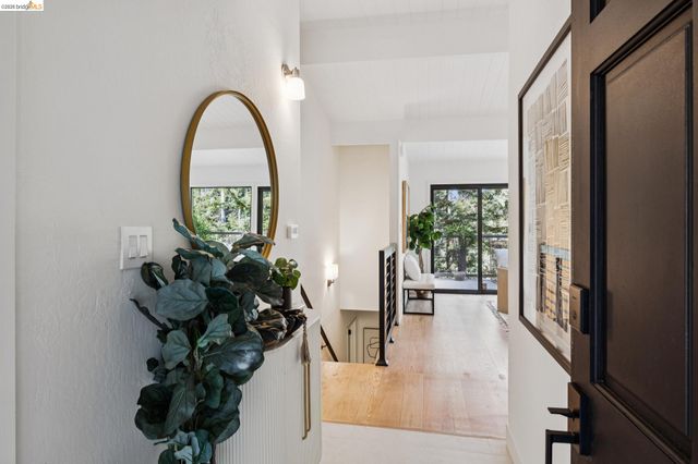 7101 Pinehaven Rd, Oakland, CA 94611