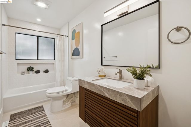 7101 Pinehaven Rd, Oakland, CA 94611