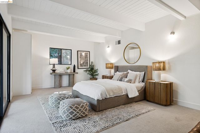 7101 Pinehaven Rd, Oakland, CA 94611