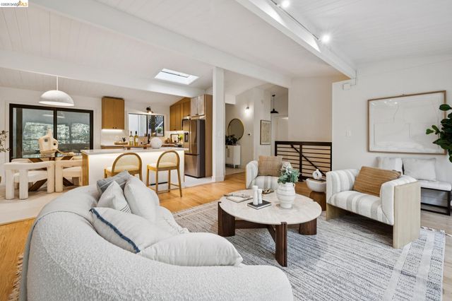 7101 Pinehaven Rd, Oakland, CA 94611