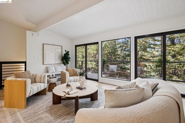 7101 Pinehaven Rd, Oakland, CA 94611