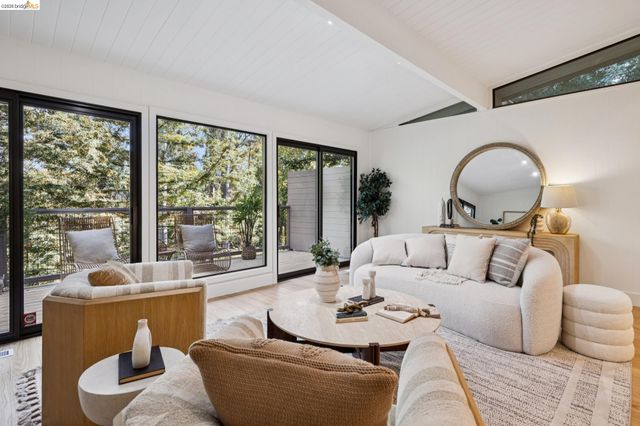 7101 Pinehaven Rd, Oakland, CA 94611