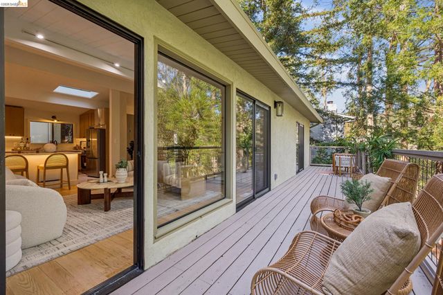 7101 Pinehaven Rd, Oakland, CA 94611